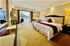 Executive Mountain-view Queen Room