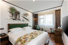 Hours Boutique Queen Room