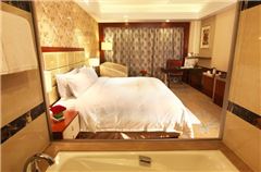 Deluxe Queen Room B