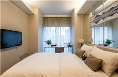 Compact Queen Room