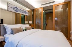 Compact Queen Room