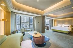 Bund View Panoramic Queen Suite