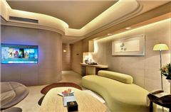 Bund View Panoramic Queen Suite
