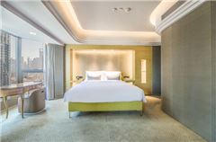 Bund View Panoramic Queen Suite