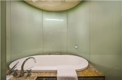 Bund View Panoramic Queen Suite