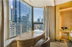 Bund View Panoramic Queen Suite