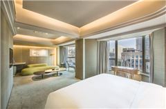 Bund View Panoramic Queen Suite