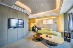 Bund View Panoramic Queen Suite