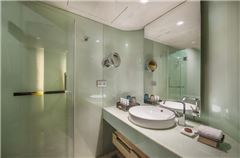 Bund View Panoramic Queen Suite