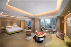Bund View Panoramic Queen Suite