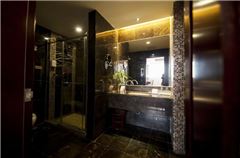 Deluxe Suite B