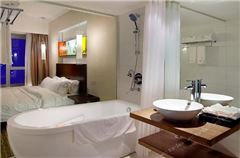Business Queen Room
