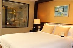 Feature Queen Room