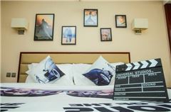 Tueling Huge-screen Cinema Queen Room