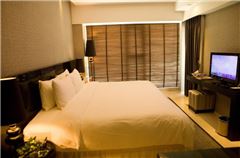 Deluxe River-view Queen Room