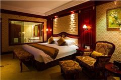 Executive Garden-view Queen Room