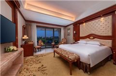 Executive Garden-view Queen Room