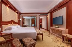Executive Garden-view Queen Room