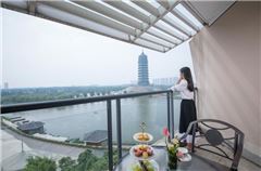 Executive Lake-view Queen Room