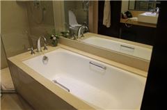 Business Queen Room