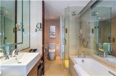 Business Queen Room